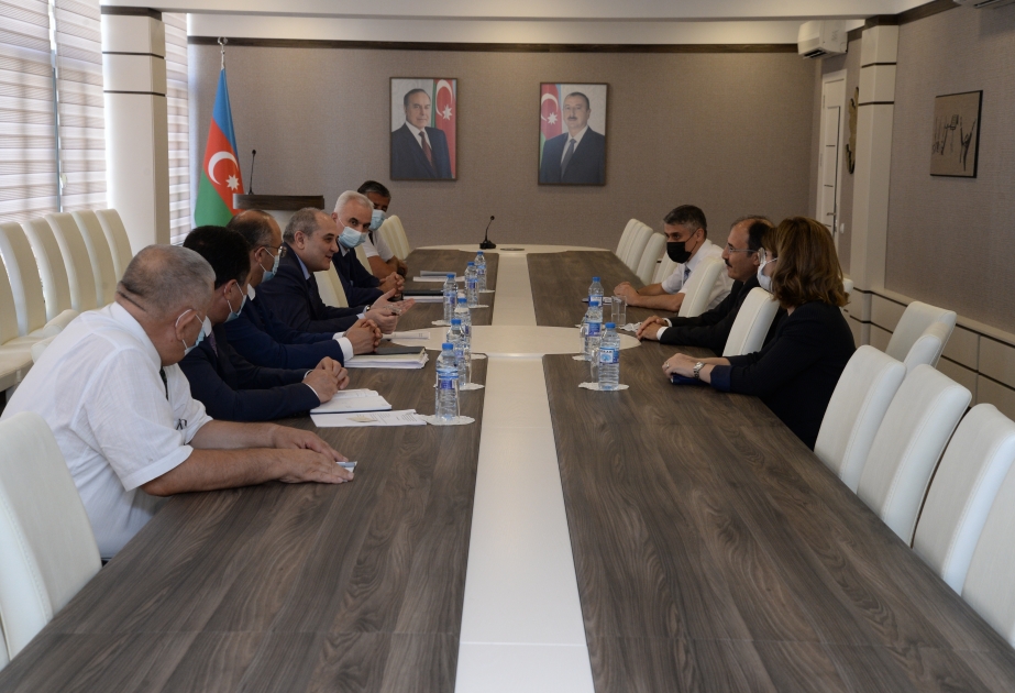 Presidente del Comité Estatal de Estadística se reúne con el embajador de Turquía en Azerbaiyán