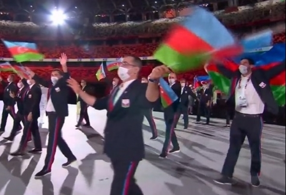 El equipo de Azerbaiyán marcha en el desfile de apertura de los Juegos Olímpicos de Tokio