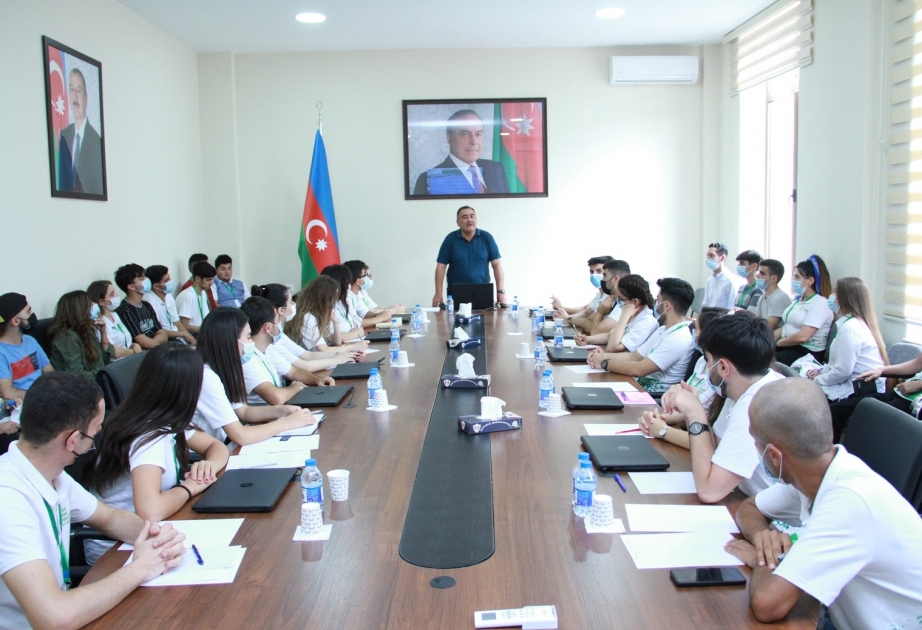 İbrahim Cəfərov yay məktəbinin iştirakçılarına mühazirə söyləyib
