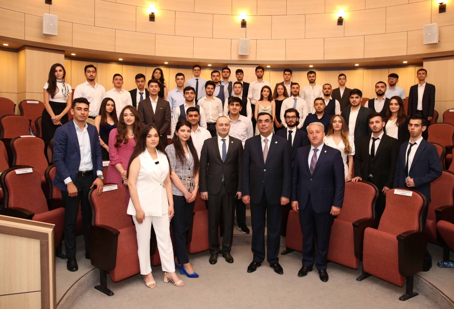 El rector de BHOS se reúne con los graduados que continúan su formación en el extranjero