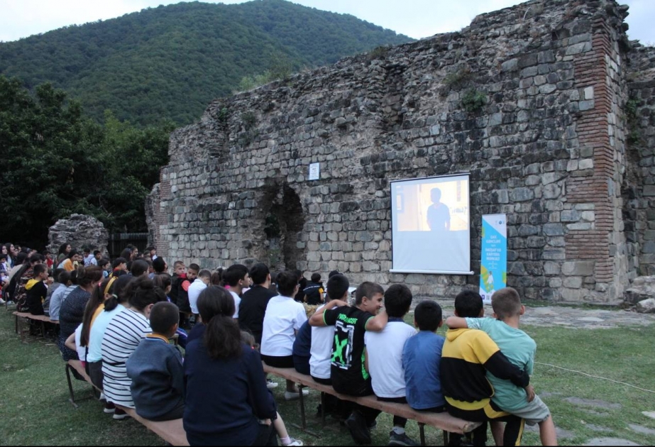 Qaxlı gənclər qədim abidənin önündə film izləyiblər