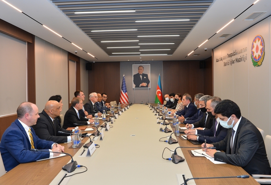 El canciller azerbaiyano se reunió con el gobernador del estado de Oklahoma en EE.UU
