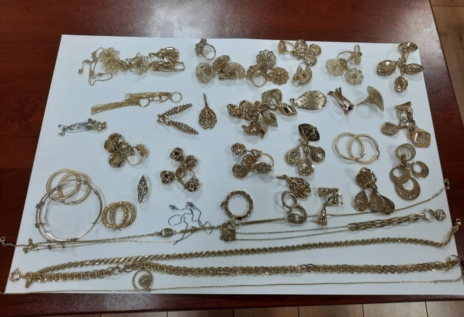 Gömrükçülər ümumi çəkisi 326 qram olan qızıl zərgərlik məmulatları aşkarlayıblar
