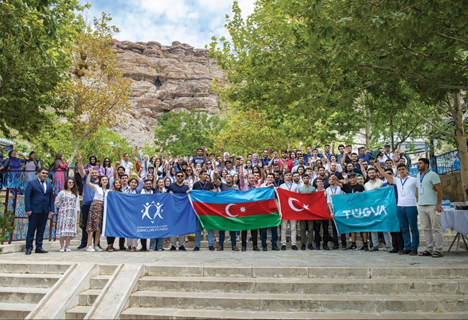 Zəfər Düşərgəsinin iştirakçıları muxtar respublikanın mədəniyyət müəssisələri ilə tanış olublar