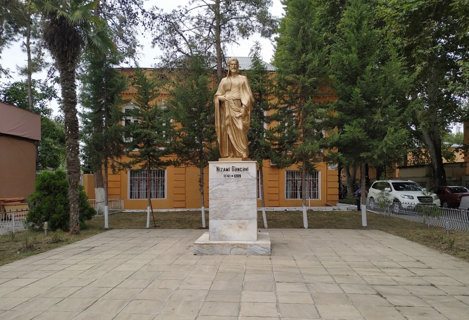 Ağdaşda Nizami Gəncəvinin abidəsi ətrafında bərpa və abadlıq işləri aparılıb