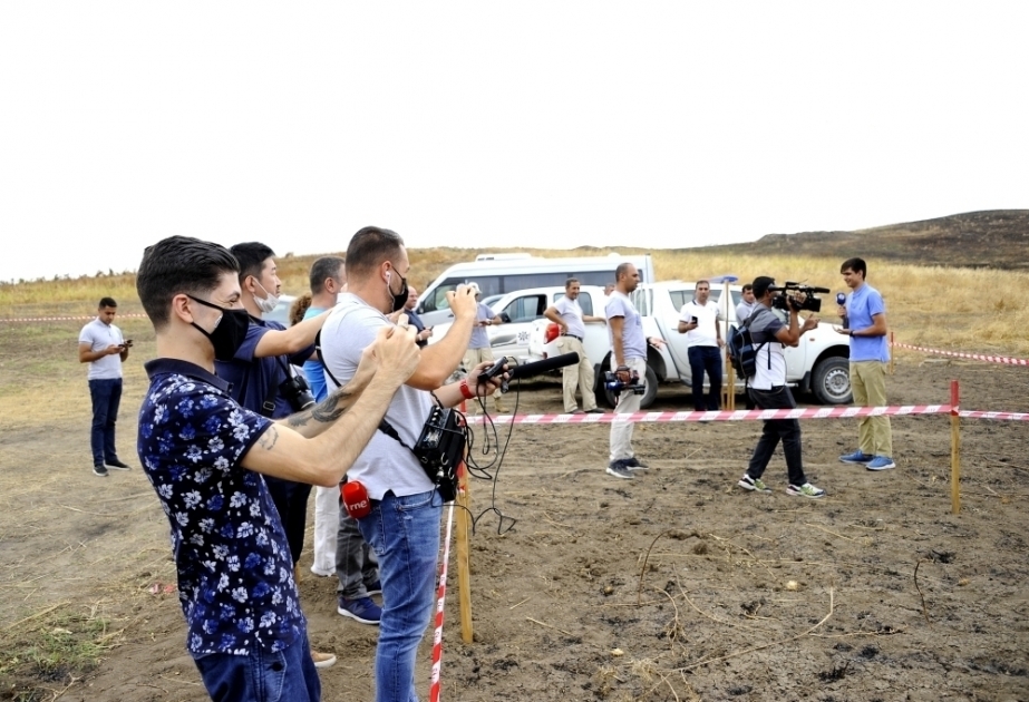 Periodistas extranjeros observan el proceso de desminado de Armenia en Fuzuli