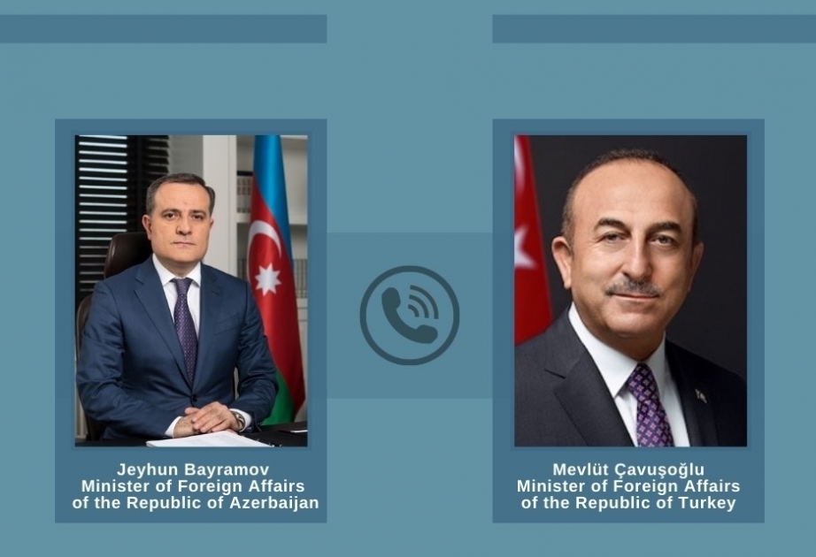 Se celebra una conversación telefónica entre los cancilleres de Azerbaiyán y Turquía