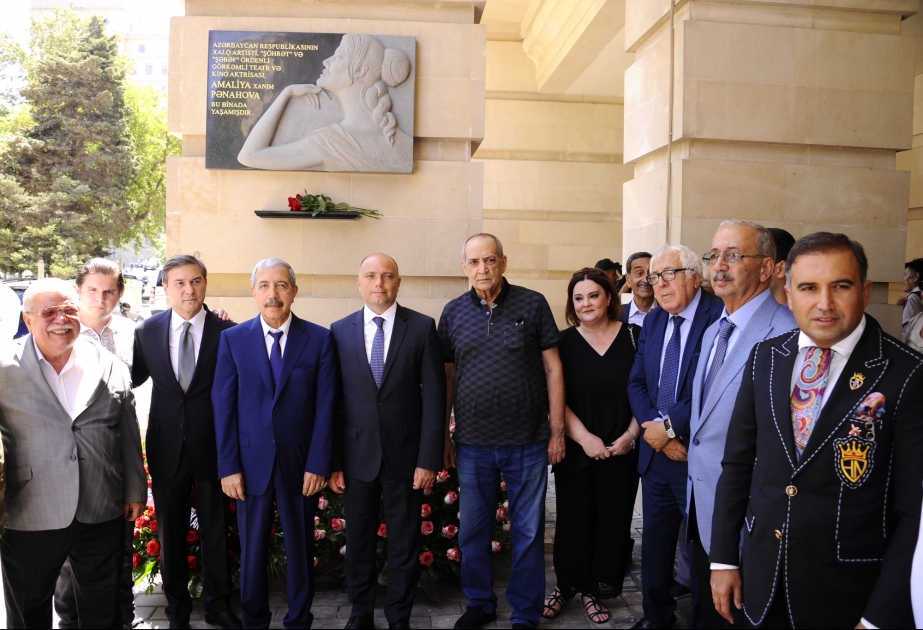 Xalq artisti Amaliya Pənahovanın yaşadığı binanın qarşısında barelyefi açılıb