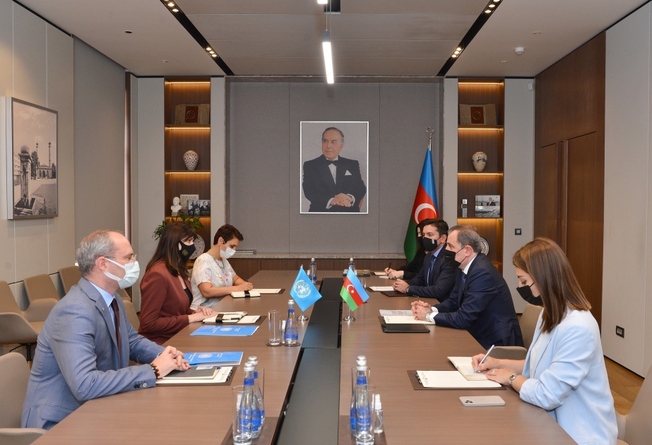 وزير الخارجية يلتقي منسقا مقيما جديدا للأمم المتحدة في أذربيجان
