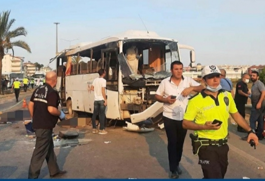 Antalyada mikroavtobusun aşması nəticəsində üç turist həlak olub