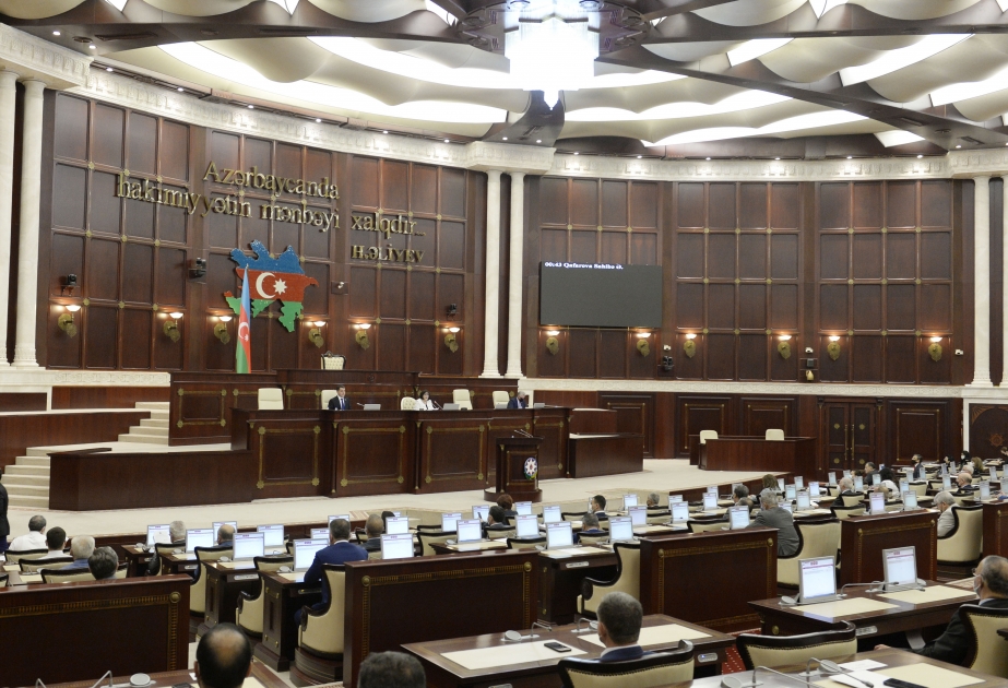 Milli Məclisin plenar iclasında Eldəniz Səlimovun deputat toxunulmazlığına xitam verilməsi barədə məsələ müzakirə olunur
