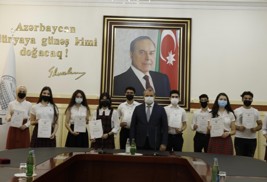 BDU-nun rektoru “Gənc istedadlar” liseyini qızıl və gümüş nişanla bitirmiş məzunlarla görüşüb