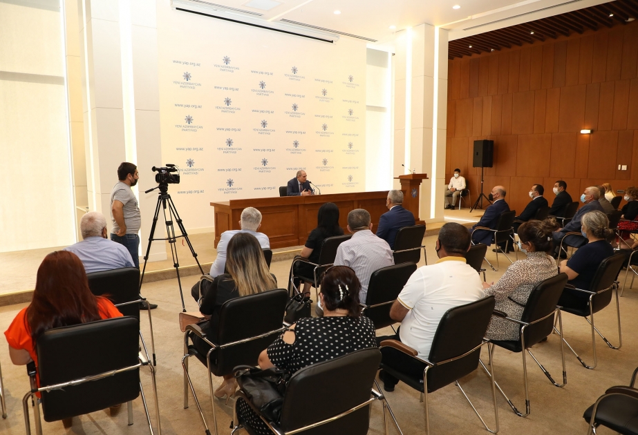 YAP-a birləşən siyasi partiyaların bir qrup nümayəndəsinə üzvlük vəsiqələrinin təqdim olunması mərasimi keçirilib