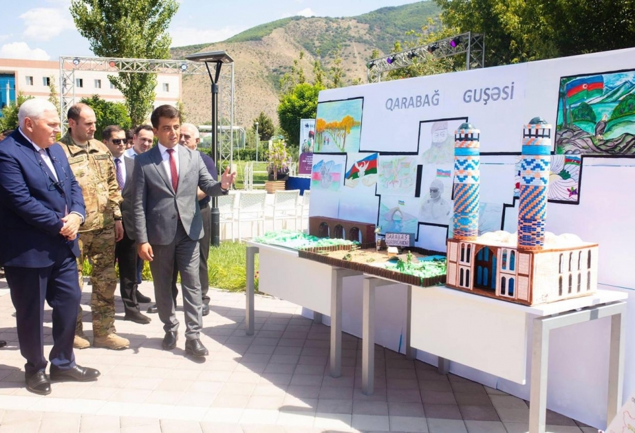 “Birlikdə yaşadaq” tədbiri çərçivəsində keçirilən sərgi zamanı 100-ə yaxın sənət əsəri nümayiş olunub