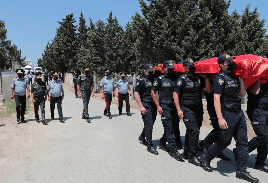 Daxili işlər naziri polis əməkdaşı ilə vida mərasimində iştirak edib