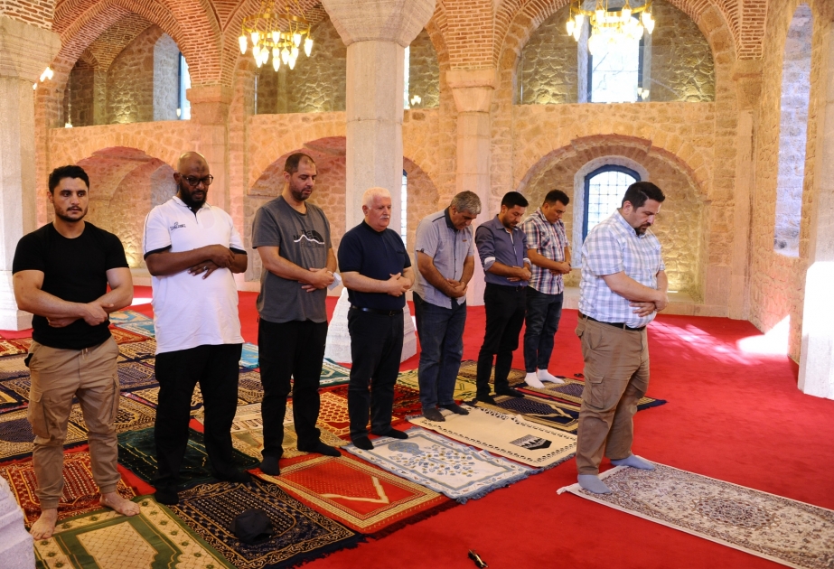 Əl-Cəzirə kanalının nümayəndə heyətinin üzvləri Şuşada Yuxarı Gövhərağa məscidində namaz qılıblar