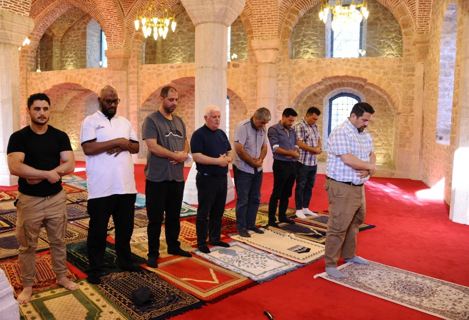 أعضاء وفد قناة الجزيرة يصلون في مسجد يوخاري جوهر أقا في شوشا المحررة من الاحتلال الأرميني