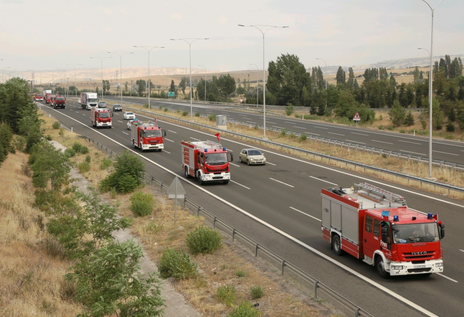 FHN-in Türkiyəyə yollanan üçüncü yanğın-xilasetmə qrupu yol boyu əhali tərəfindən böyük coşqu ilə qarşılanır