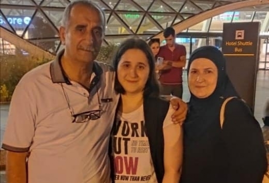 فتاة أذربيجان المخترعة جهاز انتاج الطاقة من مياه الأمطار تغادر الى الولايات المتحدة الامريكية لدراستها العالية