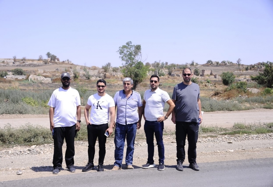 وفد الجزيرة يزور محافظات فضولي وجبرائيل وزنكيلان وقبادلي المحررة من وطأة احتلال أرمينيا  زار سامي الحاج بيت والد زوجته المدمر المنهوب المحترق في قبادلي المحررة