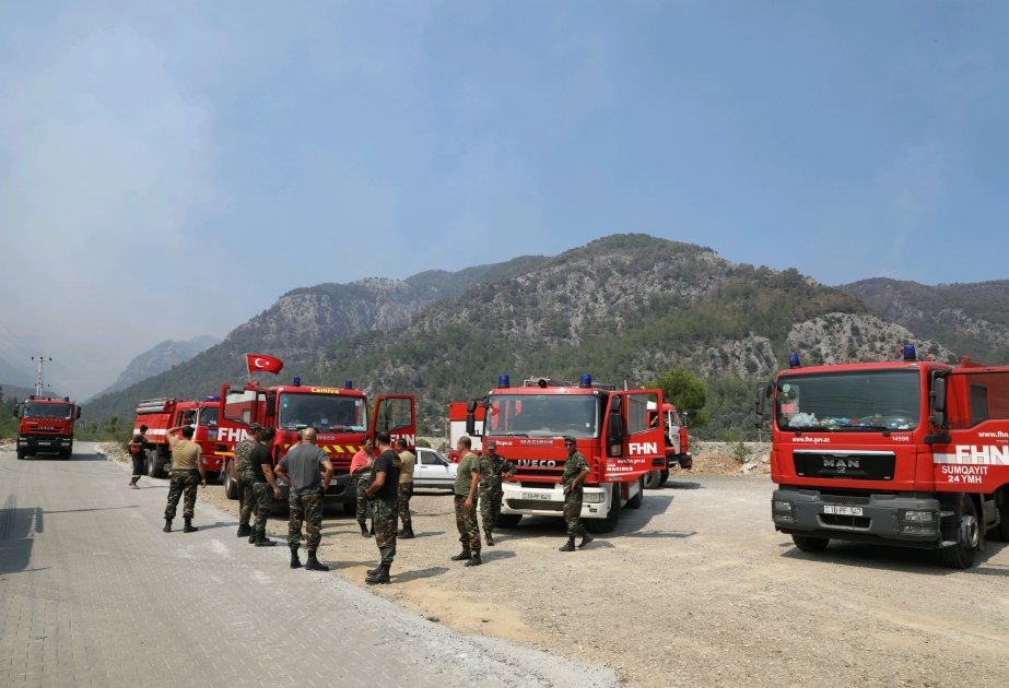 Азербайджанские пожарники продолжают операции по тушению лесных пожаров в Турции