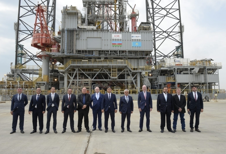 Plataforma de perforación "Satti" zarpa rumbo al mar