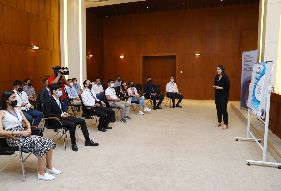 “Davamlı İnkişaf Məktəbi” layihəsi çərçivəsində Milli Debat Proqramının ilk təlimi keçirilib