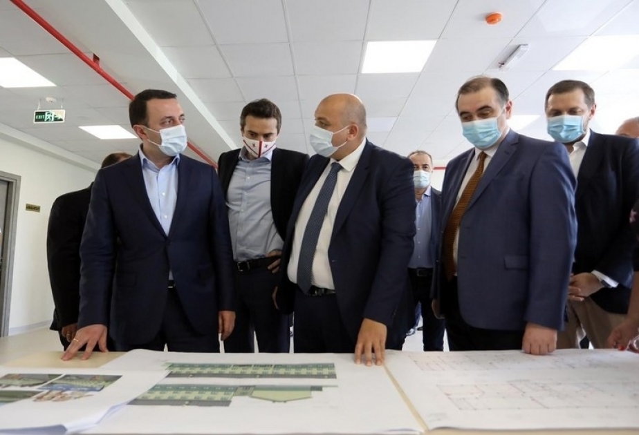 Georgischer Regierungschef besucht neu gebaute aserbaidschanischsprachige Schule in Marneuli