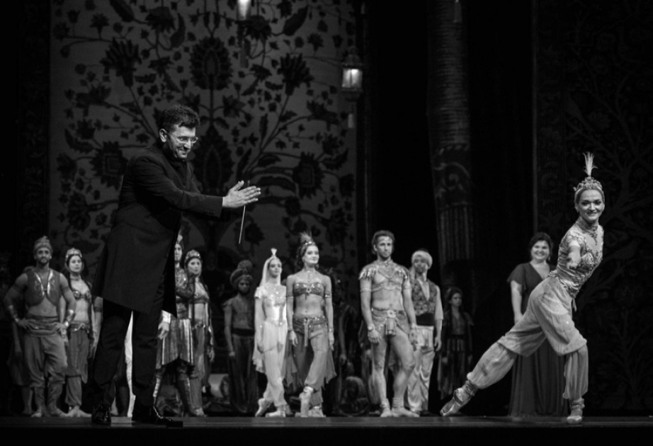Sankt-Peterburq səhnəsində Mariinski Teatrının simfonik orkestrini Azərbaycanın Əməkdar artisti Əyyub Quliyev idarə edib