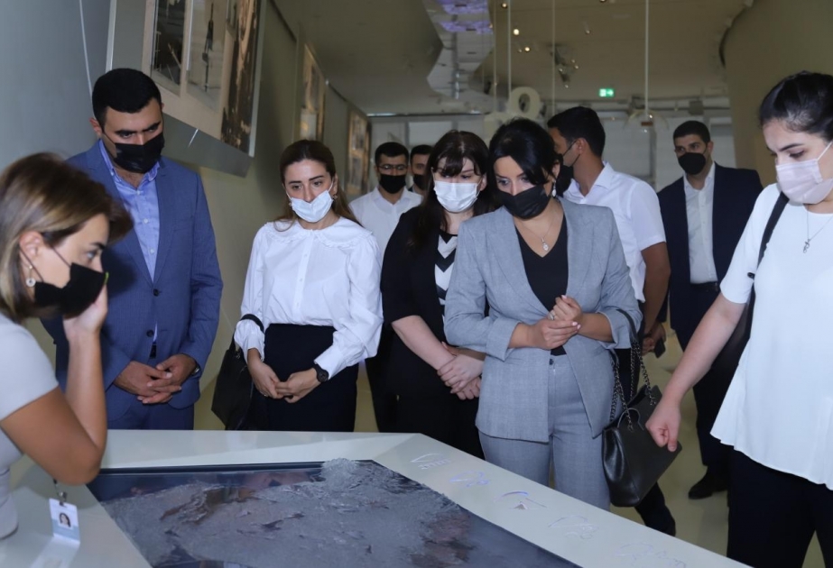 Baş Prokurorluğun əməkdaşları “Nizaminin süjet və obrazları” adlı sərgi ilə tanış olublar