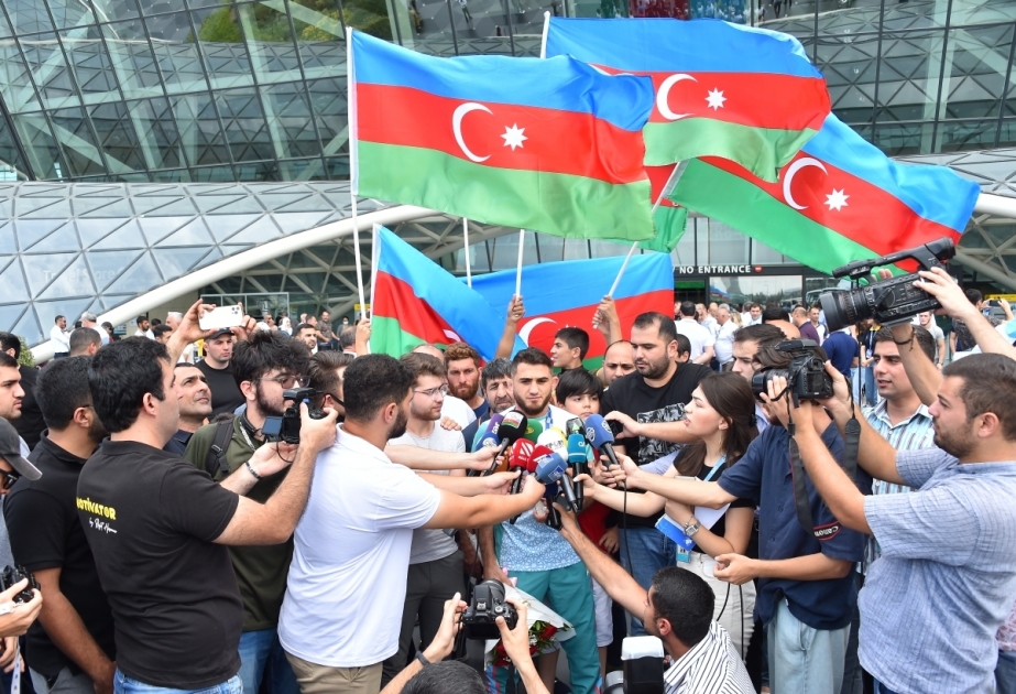 Tokio Olimpiadasında uğurla çıxış edən Azərbaycan güləşçiləri Vətənə qayıdıblar