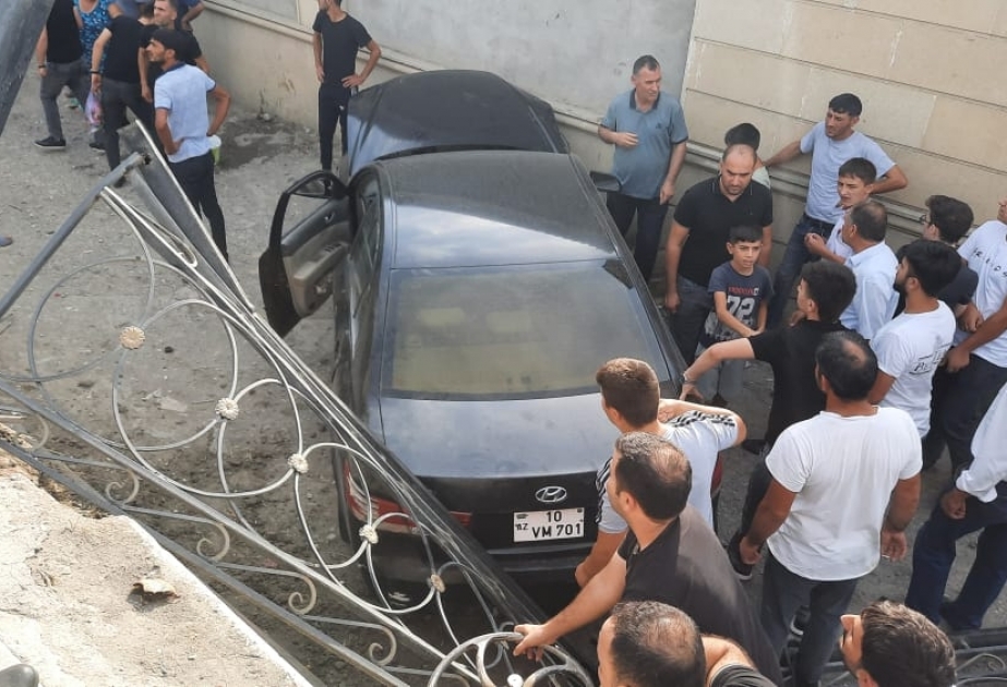 Kürdəmirdə avtomobil körpüdən aşıb