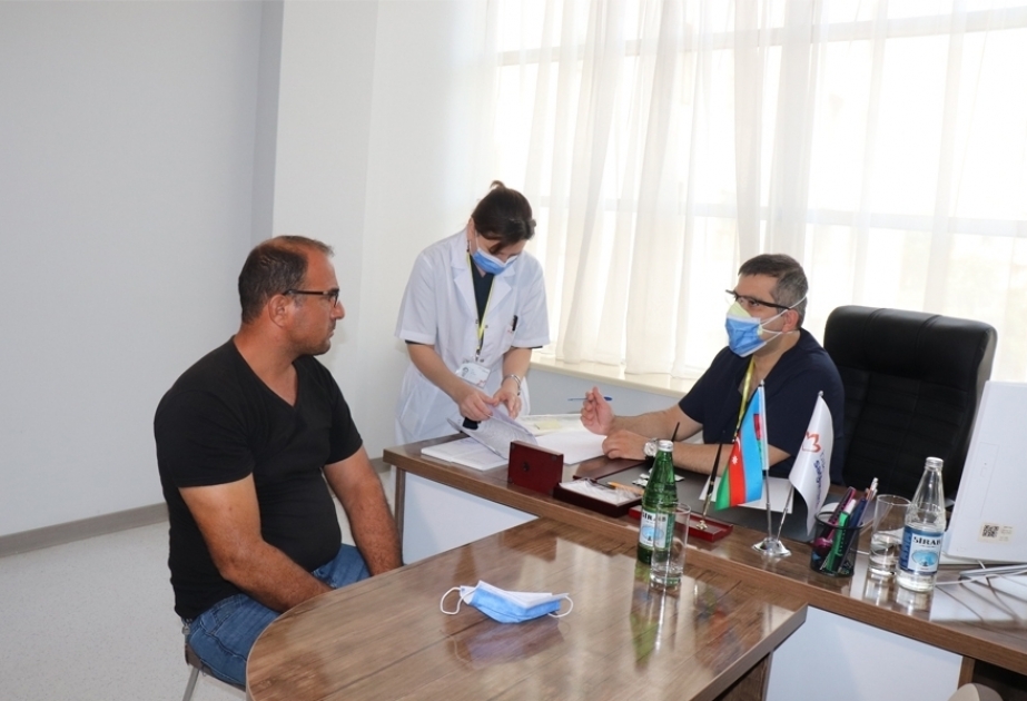 Всемирно известные азербайджанские врачи проводят медобследование наших ветеранов в Бакинском центре здоровья