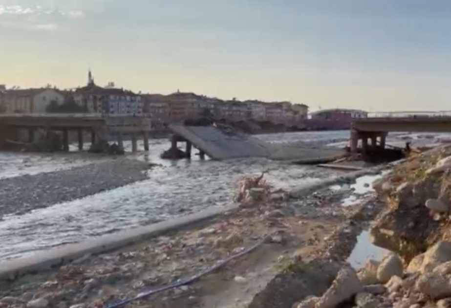Türkiyənin Sinop vilayətində üstündə insanların olduğu körpü çökmə təhlükəsi ilə üzləşib