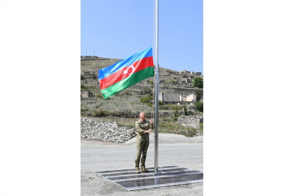 El presidente Ilham Aliyev iza la bandera nacional en la ciudad de Kalbajar