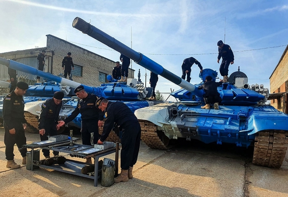 Tanquistas azerbaiyanos participantes en el "Biatlón de tanques" comprobaron el estado técnico de los vehículos de combate