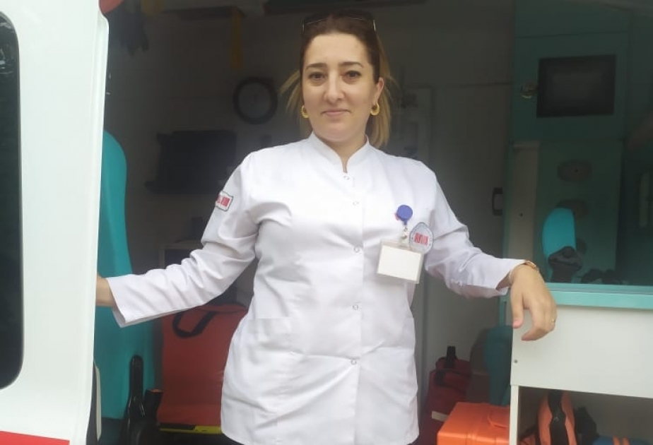 Dəniz sahilində dincələn həkim ölümlə üzləşən gənci xilas edib