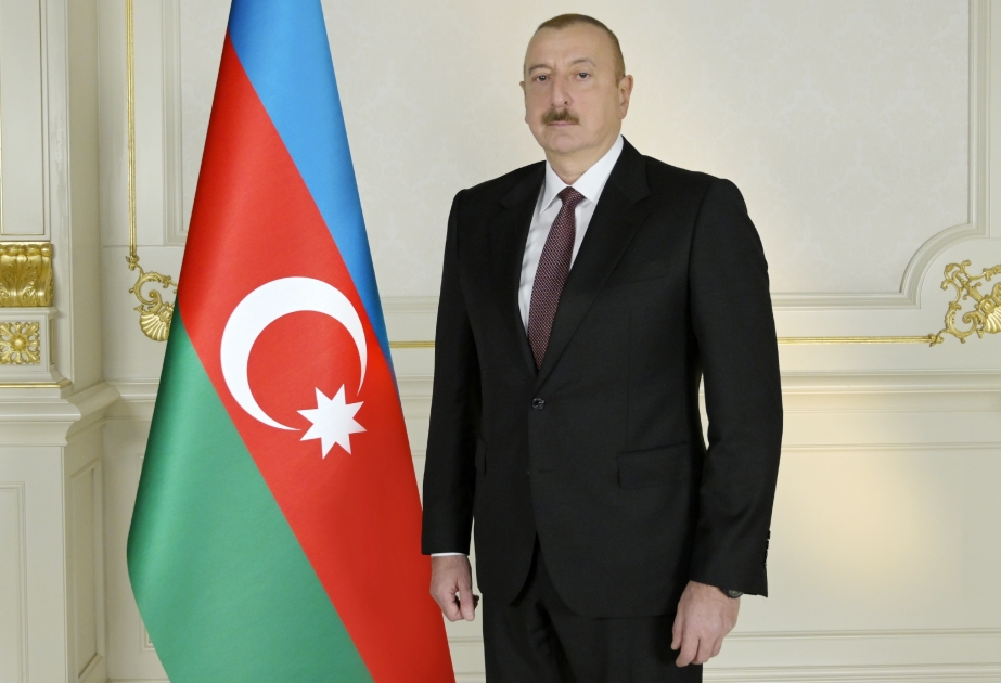 Le président de la République décore Aslan Aslanov de l’Ordre du Mérite pour la Patrie