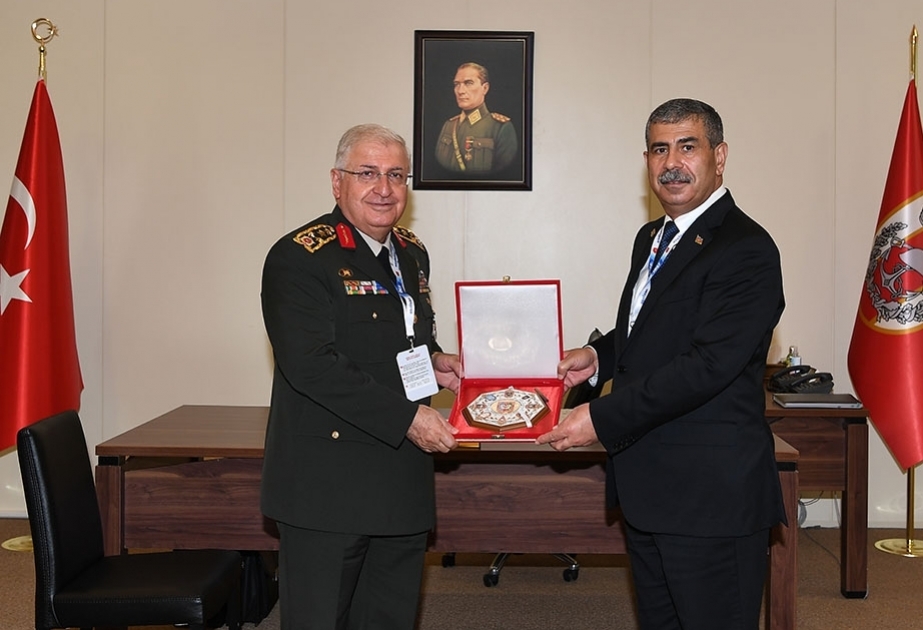 El ministro de Defensa de Azerbaiyán se reúne con el jefe del Estado Mayor turco