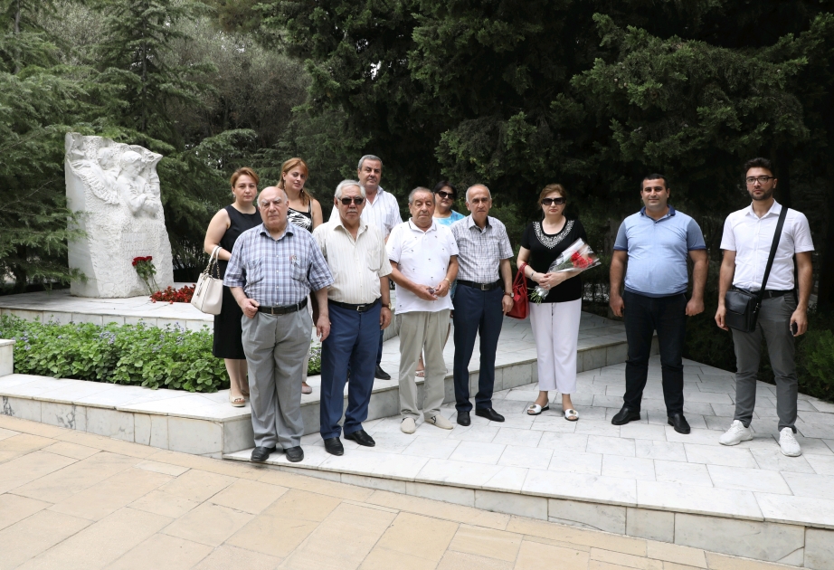 Maestro Niyazinin məzarı ziyarət olunub