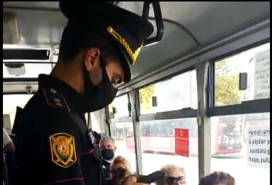 Polis əməkdaşları ictimai nəqliyyatda koronavirusa yoluxmanın qarşısının alınması məqsədilə tədbirlər keçirirlər