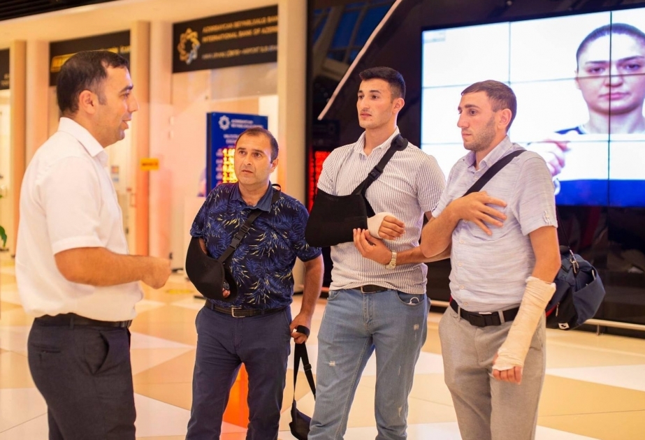 Otro grupo de militares azerbaiyanos regresó a casa después de ser tratados en Turquía