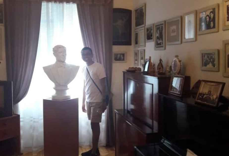 Pianist aus den Philippinen besucht Hausmuseum von Maestro Niyazi
