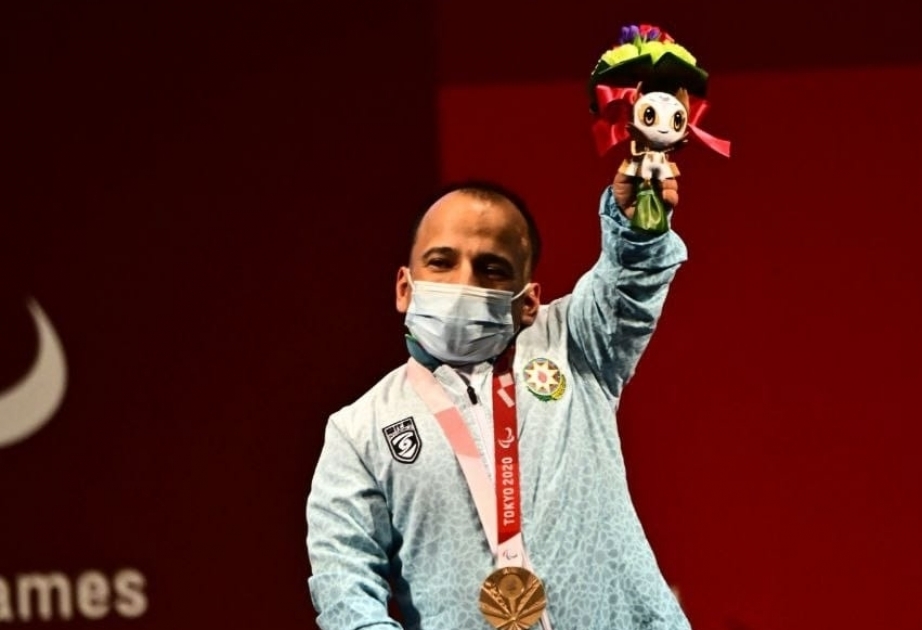 Levantador de pesas azerbaiyano gana la primera medalla de Azerbaiyán en los Juegos Paralímpicos de Tokio 2020