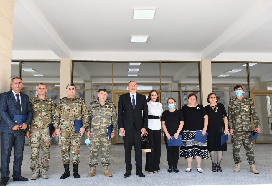 Übergabe von Wohnungen und Fahrzeugen an Märtyrer-Familien, Kriegsinvaliden und Helden des Vaterländischen Krieges  Präsident Ilham Aliyev und First Lady Mehriban Aliyeva nehmen an Zeremonie teil VIDEO
