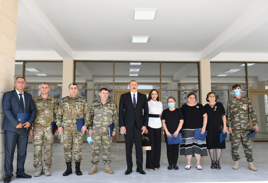 Des appartements et des voitures remis aux familles des martyrs, aux mutilés de guerre et aux héros de la Guerre patriotique  Le président Ilham Aliyev et la première dame Mehriban Aliyeva ont été présents à la cérémonie VIDEO