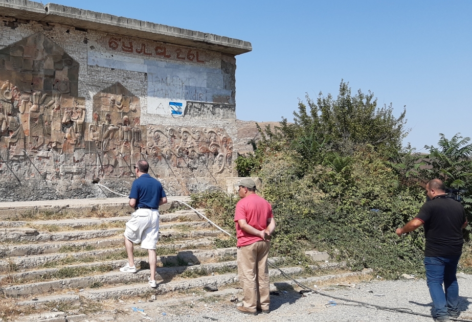 Cəbrayılda erməni vandalizminin şahidi olan xarici jurnalistlər heyrətə gəliblər  FOTO