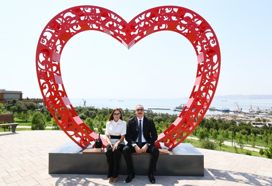 Präsident Ilham Aliyev und First Lady Mehriban Aliyeva lernen im Bezirk Khatai von Baku neu angelegten Park "Gänjlik" kennen VIDEO