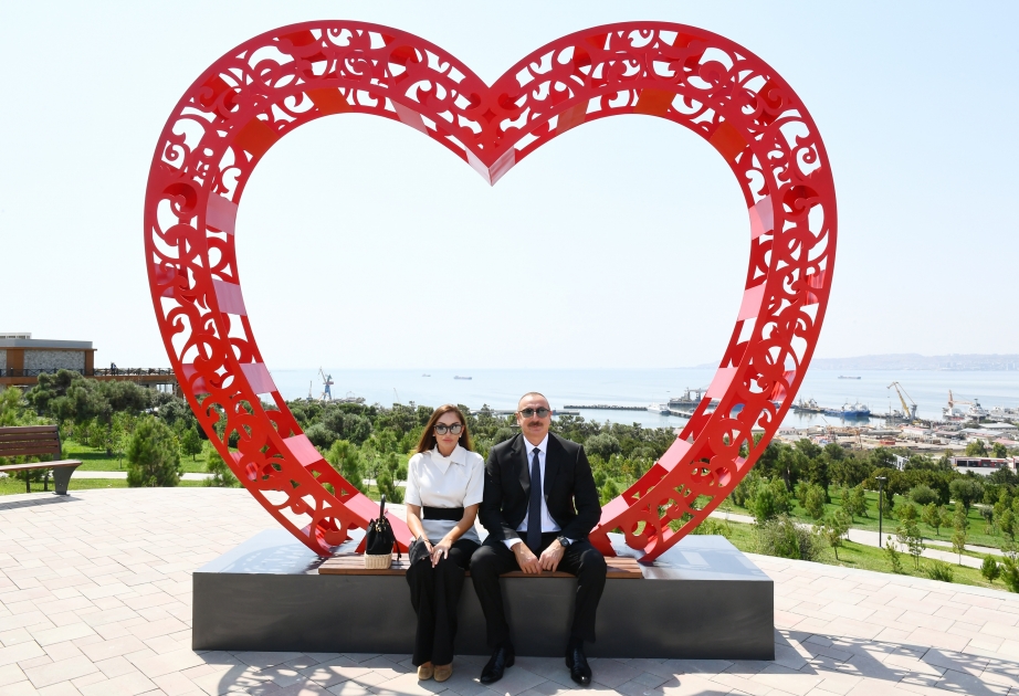 Le président Ilham Aliyev et la première dame Mehriban Aliyeva participent à l’inauguration du parc « Genclik » à Bakou VIDEO