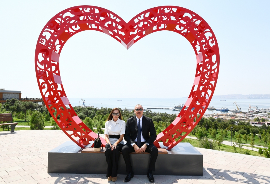 El presidente y la primera dama asisten a la inauguración del nuevo parque "Ganjlik" en Bakú